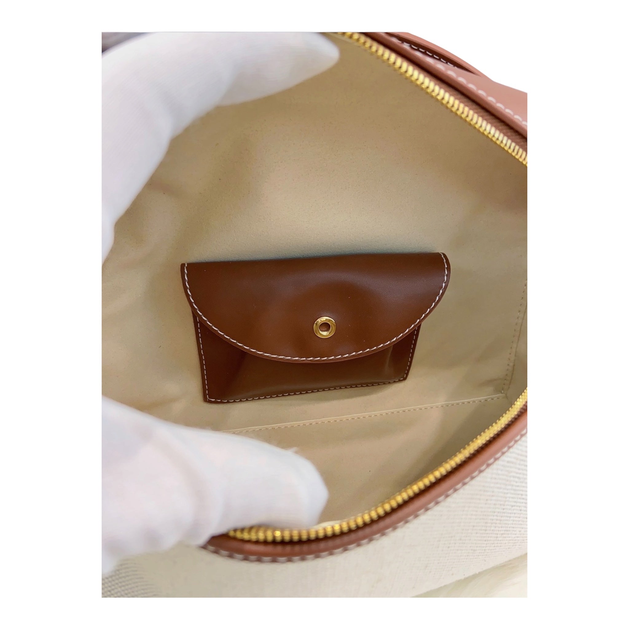 THE SIGNATURE SATCHEL